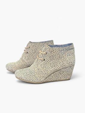 TOMS Women’s Desert Wedge Suede Lace Up Booties in Tan Cheetah Print 9.5